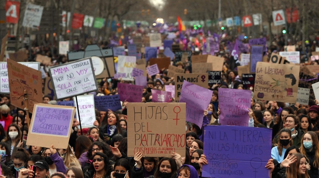 Manifestación por el Día de la Mujer en el centro de Barcelona