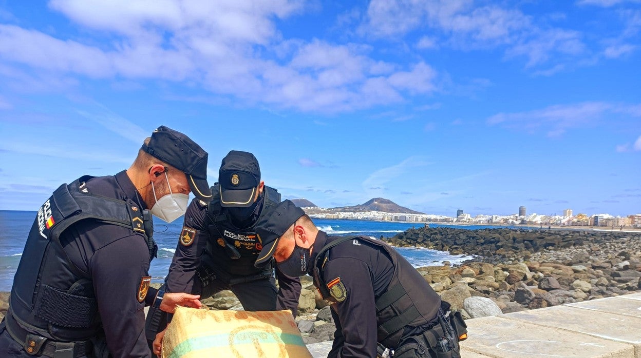 Agentes de la Policía Nacional incautan el fardo encontrado