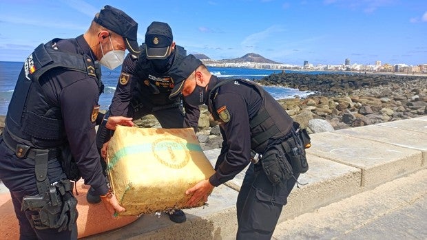 Aparece un fardo de droga en la playa de Las Canteras, el segundo en dos días