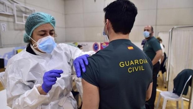 Vacunación de un guardia civil /