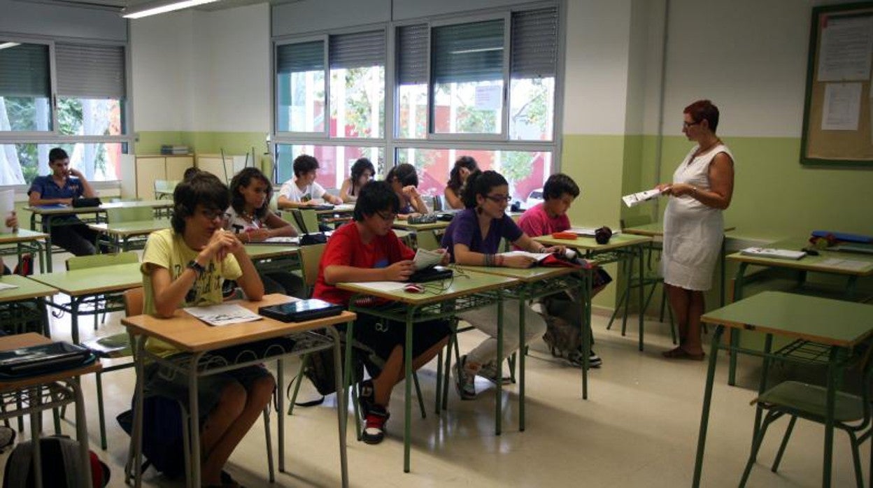 Una profesora en una clase de Barcelona, en una imagen de archivo