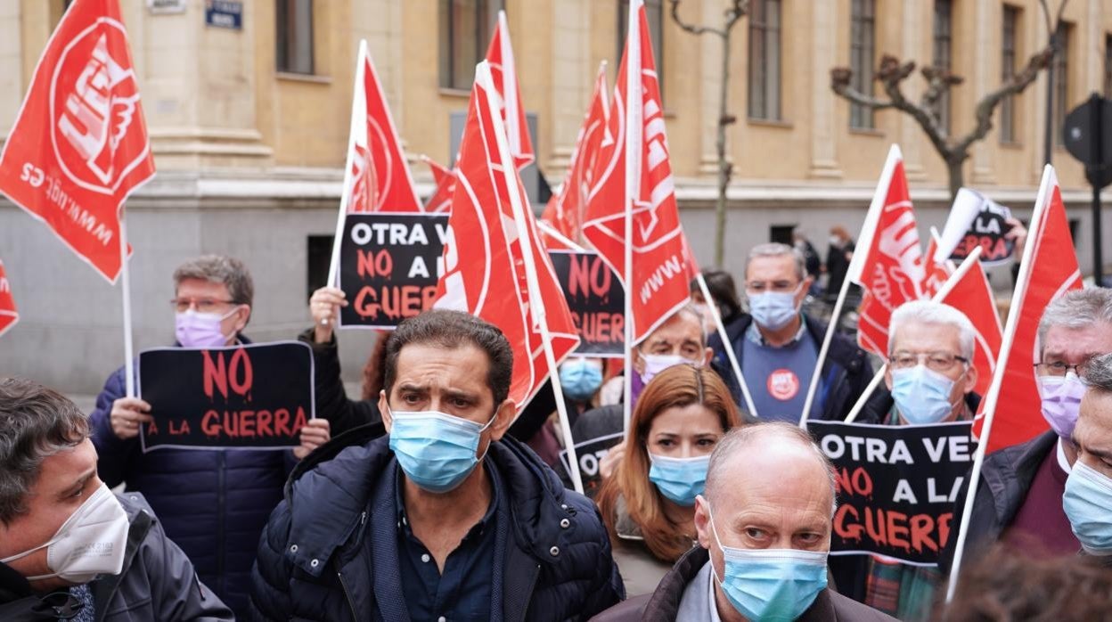 El secretario general de UGT en Castilla y León, Faustino Temprano, y su homólogo en CCOO Castilla y León, Vicente Andrés, han encabezado la concentración de ambos sindicatos en contra de la invasión de Rusia en Ucrania