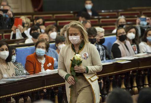 La madre de Paco Molina en el acto celebrado el pasado viernes en el Senado