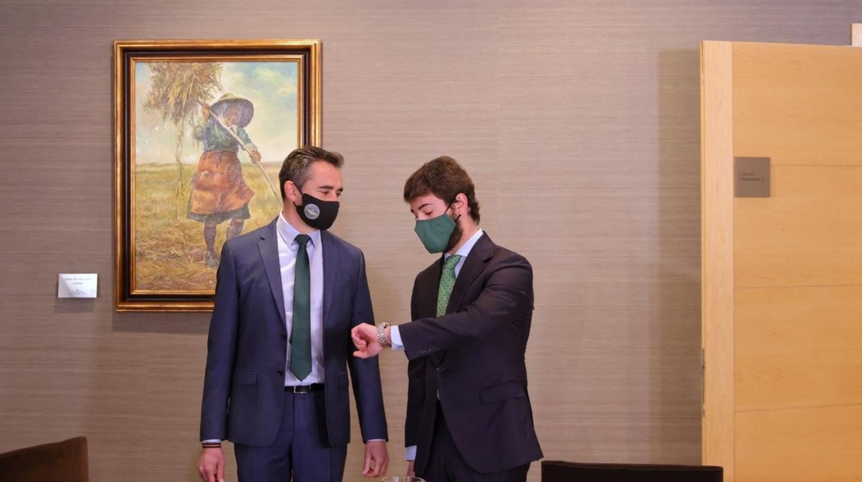 García-Gallardo, junto a un miembro de su equipo, el primer día que se reunió con el PP