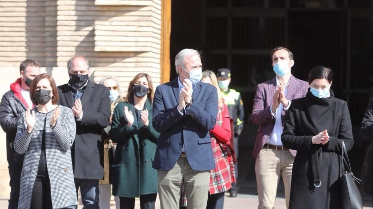 El alcalde de Zaragoza, Jorge Azcón (en el centro), durante la concentración de apoyo a Ucrania que tuvo lugar este miércoles ante el Ayuntamiento de la capital aragonesa