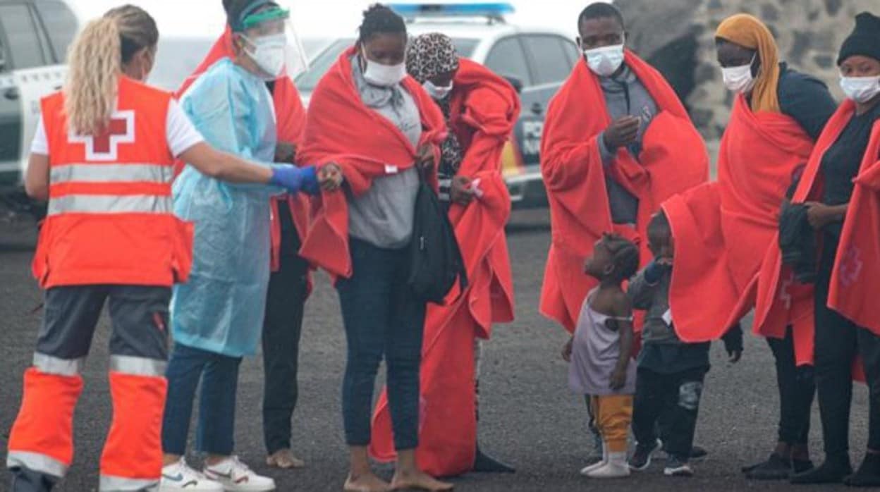 Rescate de migrantes que viajaban en una neumática, llegados a Lanzarote