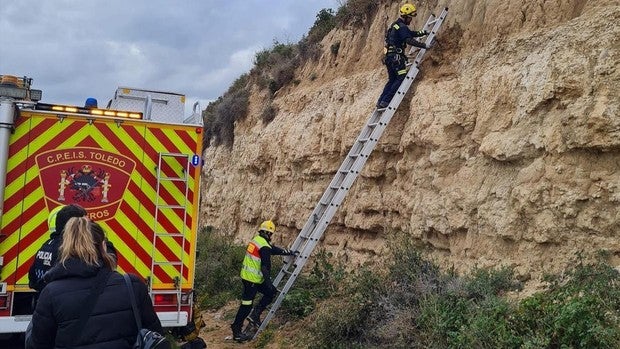 Un policía local halla huesos humanos en un talud cuando regresaba de atender un accidente de tráfico en Bargas