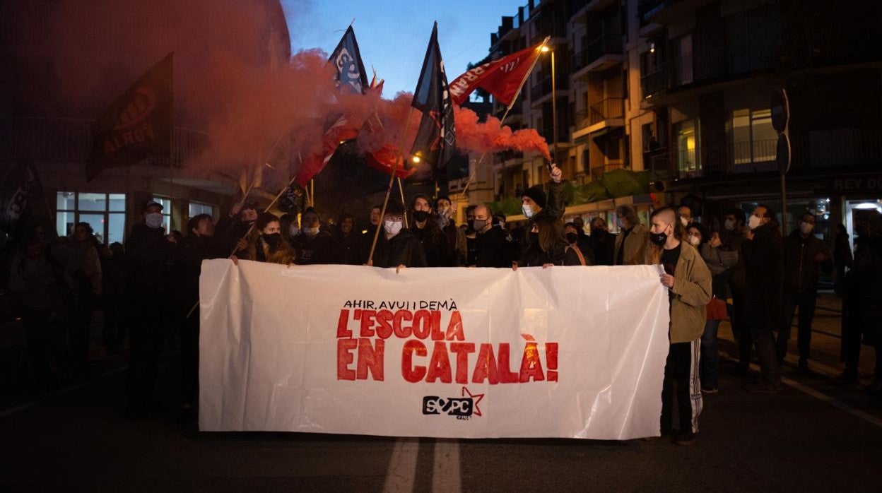 Manifestación en demanda de una escuela en catalán