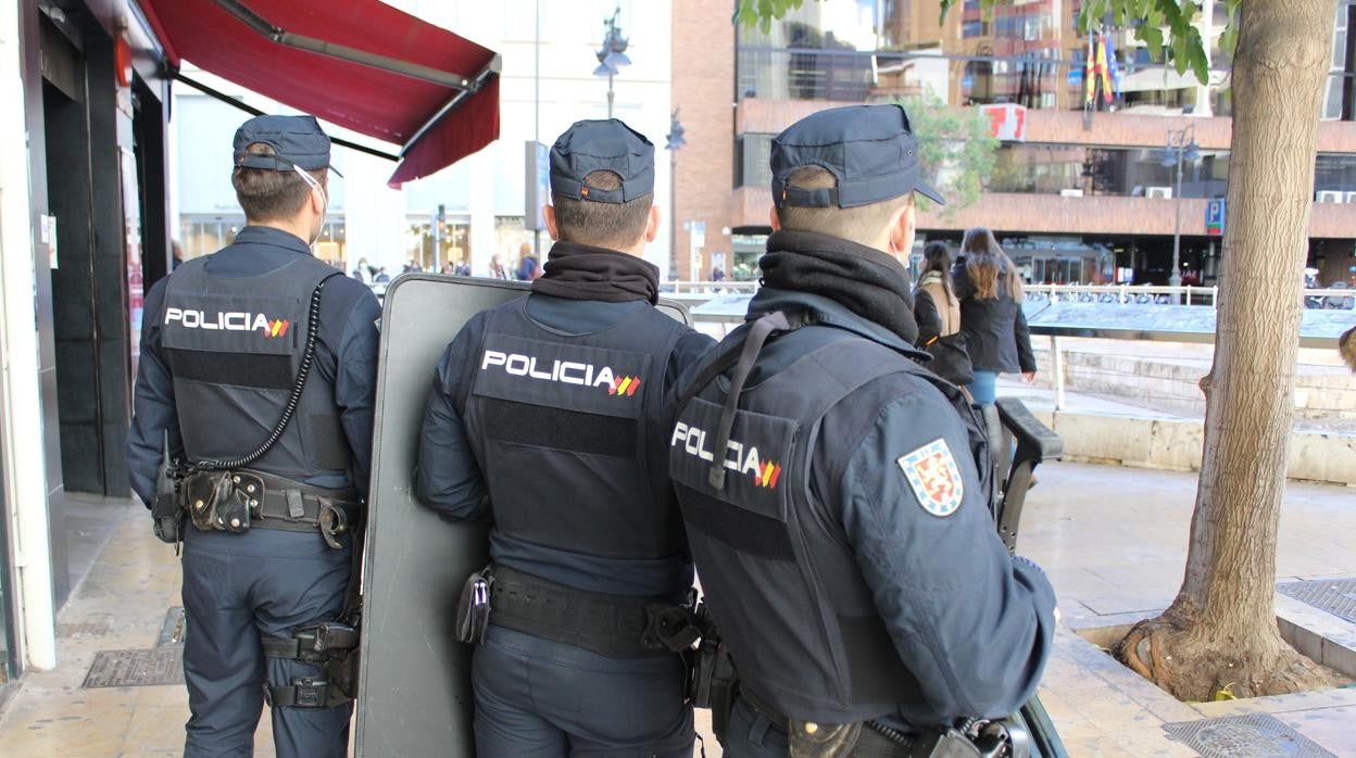 Imagen de recurso de tres agentes de la Policía Nacional en el centro de Valencia