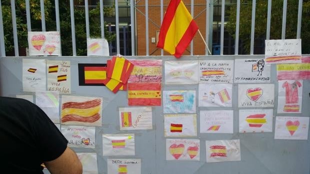 La familia reclama 3.600 euros a la profesora acusada de agredir a la niña que pintó una bandera española