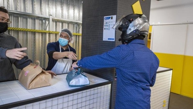 Barcelona prohibirá los supermercados fantasma y apartará las macrococinas