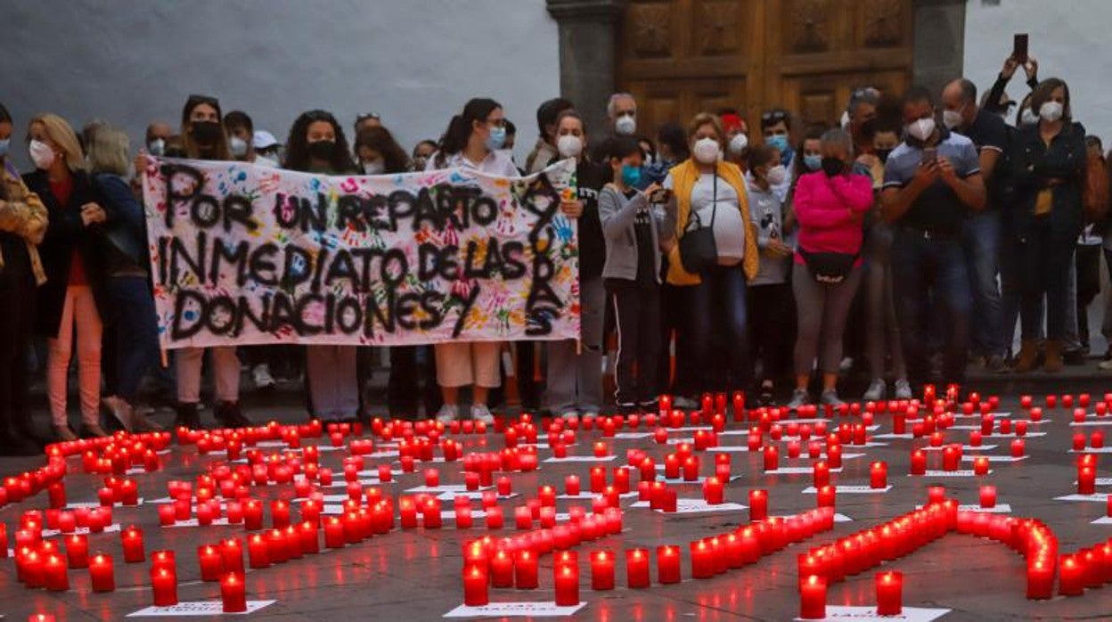 Los afectados del volcán reunidos en la plaza de Los Llanos en diciembre 2021