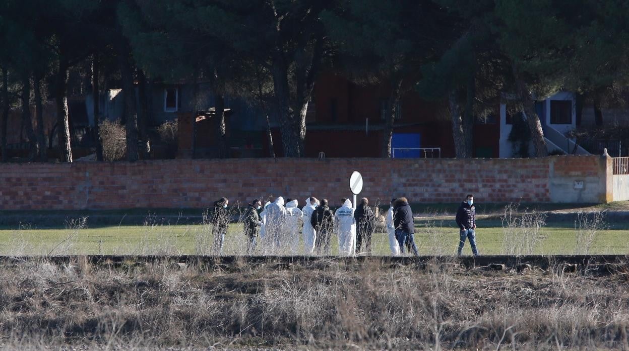 Agentes de la Guardia Civil en el lugar en el que fue hallado el cuerpo de Esther López