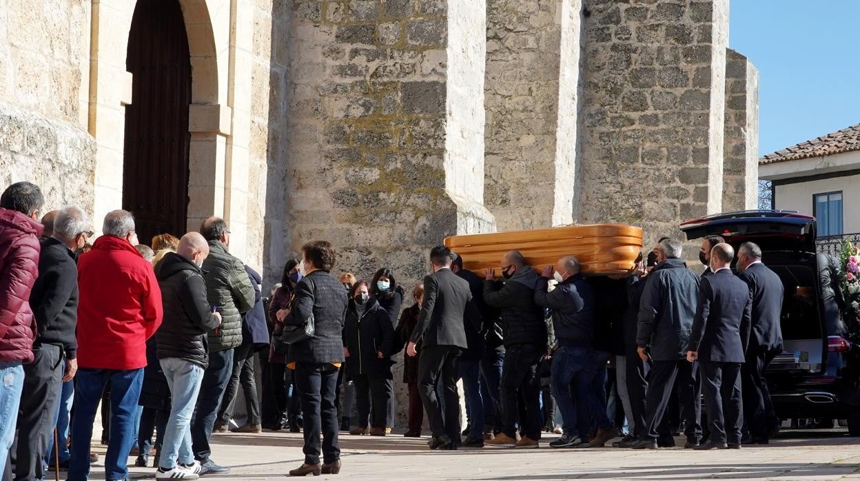 Imágenes del funeral de ESther López, en Traspinedo