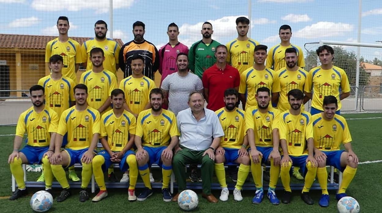 Foto de la plantilla del CD Guadamur con sus colores amarillo y azul