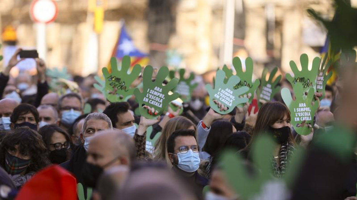 Pere Aragonès, presidente de la Generalitat, y Josep Gonzàlez-Cambray, consejero de Educación, durante una manifestación contra la decisión judicial de aplicar el 25 por ciento de español