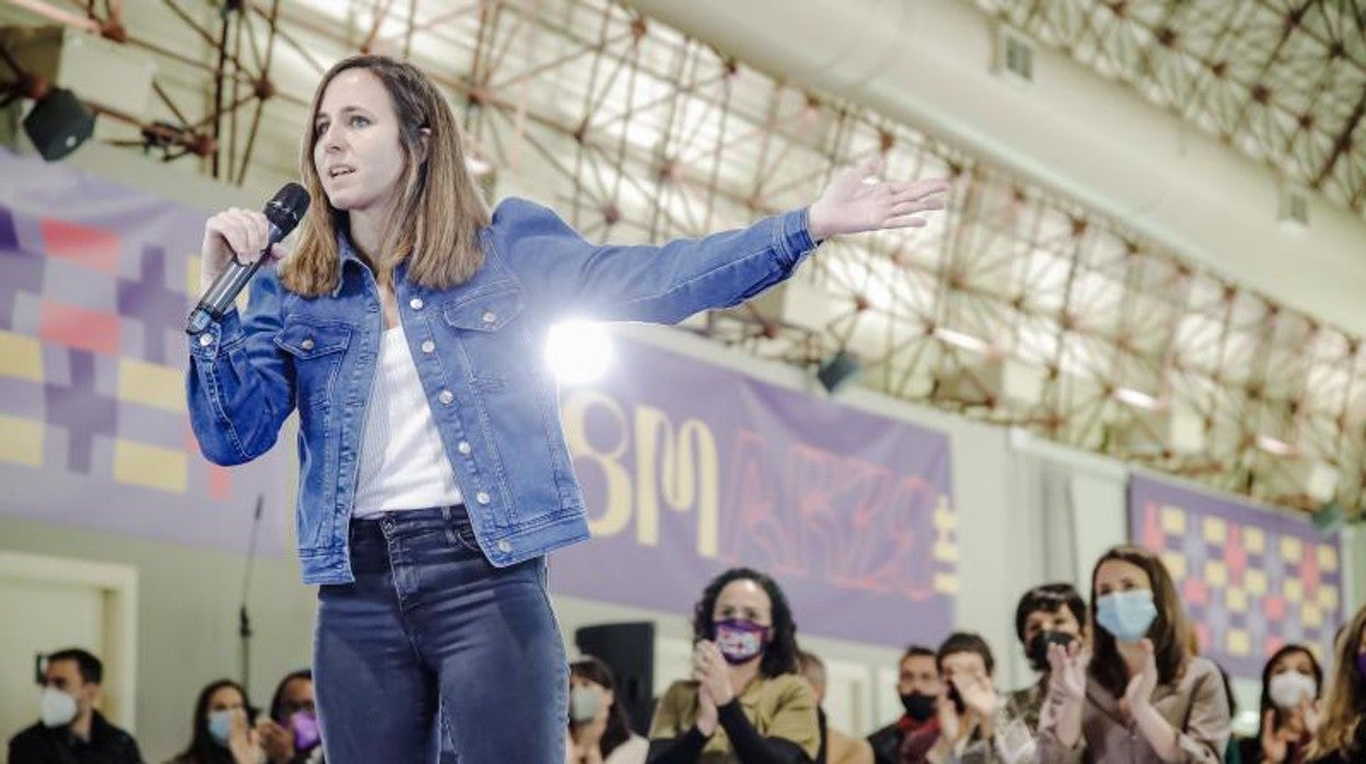 La ministra de Derechos Sociales y Agenda 2030, Ione Belarra, interviene durante el acto 'Feminismo para cambiarlo todo'