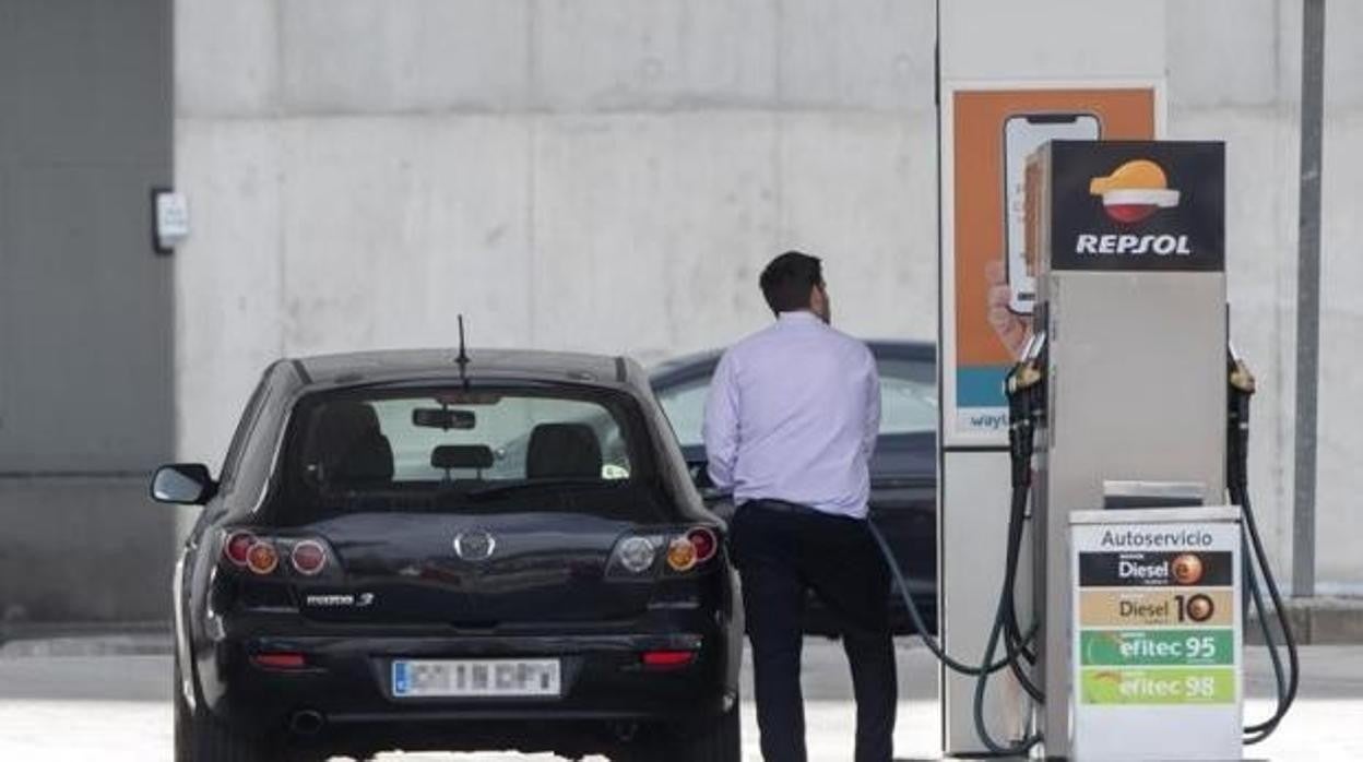 Un hombre llena el depósito de carburante en una estación de servicio