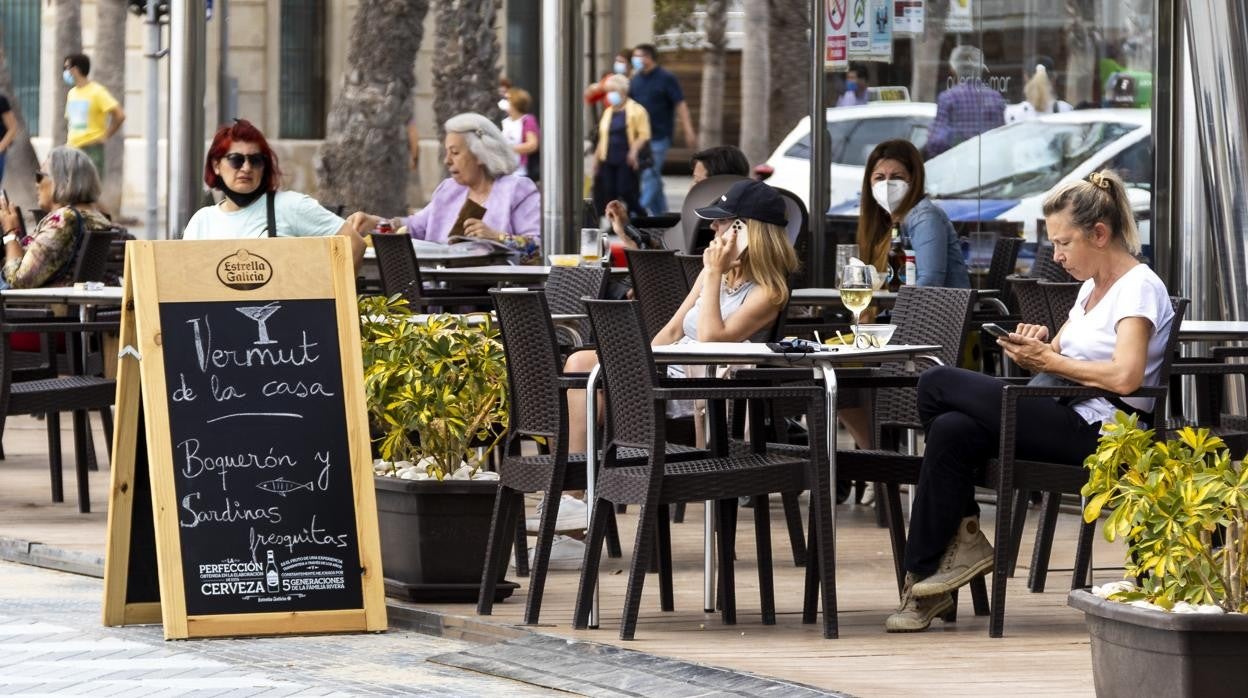 Imagen de archivo de una terraza de un restaurante en Alicante