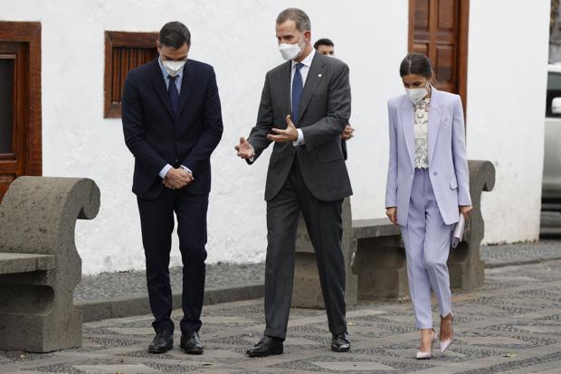 El Rey llama a la «unidad» delante de Sánchez y Feijóo en el homenaje al pueblo de La Palma