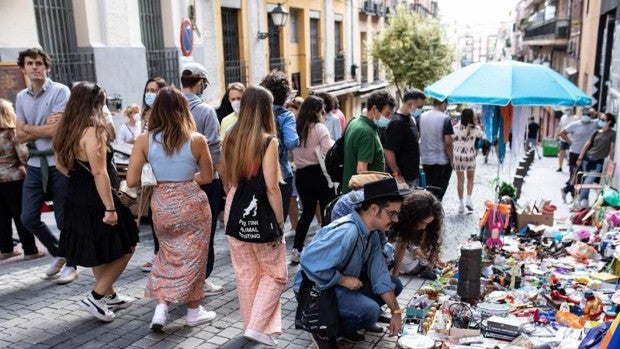 Las furgonetas con etiqueta B y C de los vendedores del Rastro podrán entrar al área de bajas emisiones los domingos