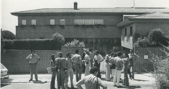 Imagen de la casa de Somosaguas el 1 de agosto de 1980, la mañana en la que los marqueses de Urquijo aparecieron asesinados