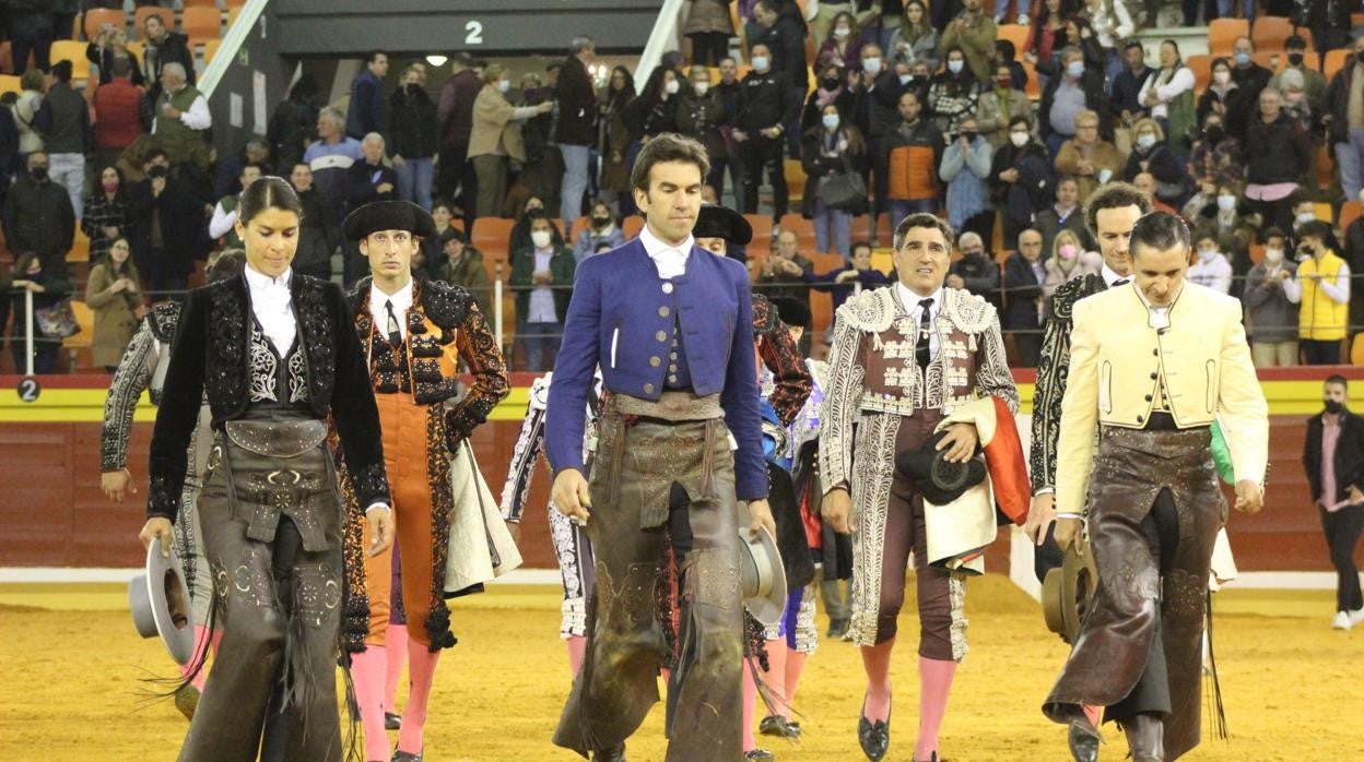 La terna salió de la plaza a pie y cabizbaja por el infortunio con dos caballos