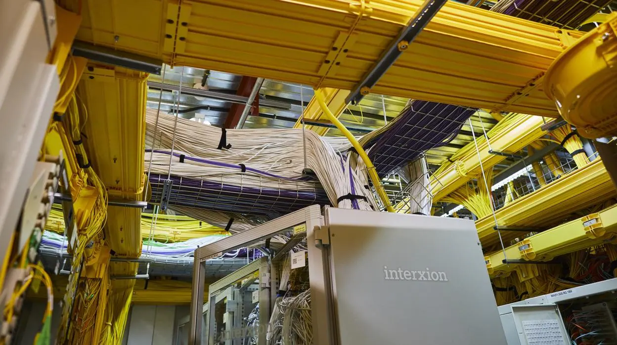 Miles de cables en uno de los centros de datos de Interxion, en el polígono de Julián Camarillo