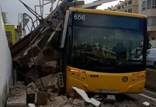 Un muro ha caído en la carretera de El Cardón sobre una guagua