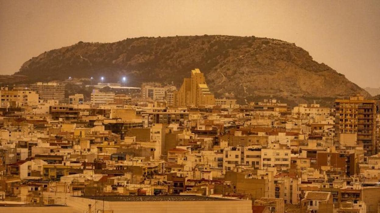Vista panorámica de la ciudad de Alicante con la calima sahariana en el cielo