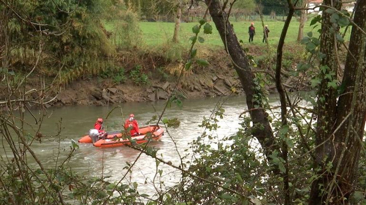 Una lancha rastrea el río Bidasoa durante el dispositivo de búsqueda