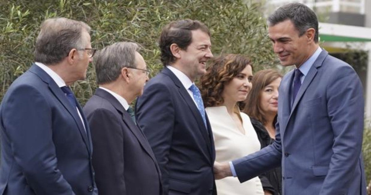 Pedro Sánchez saluda a Mañueco en presencia de varios presidentes autonómicos