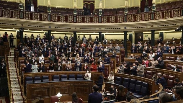 PSOE y Podemos se abstienen en el Congreso respecto al envío de armas a Ucrania