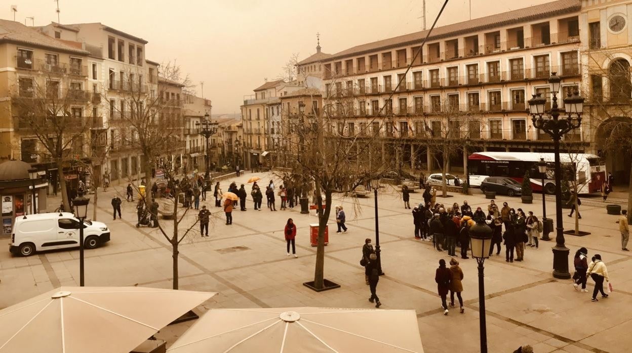 El polvo sahariano tiñe de naranja el cielo de Toledo