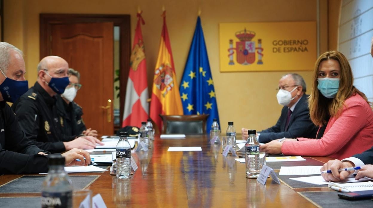 La delegada del Gobierno en Castilla y León, Virginia Barcones, y el jefe superior de Policía Nacional, Juan José Campesino, mantiene una reunión previa a la presentación del dispositivo que gestionará las solicitudes de protección temporal de los ciudadanos ucranianos.