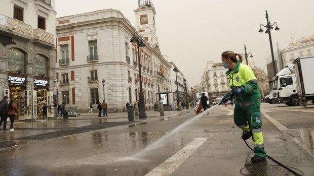 Calima en Madrid: El ayuntamiento refuerza un 20% los baldeos en las calles para limpiar la 'lluvia de barro'