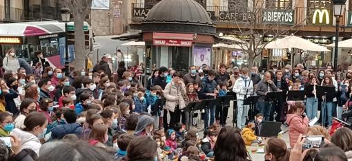 Emocionante canto contra la guerra en Zocodover