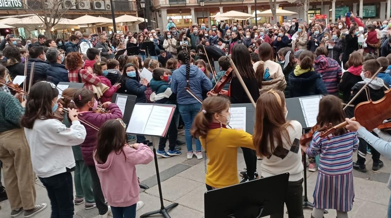 La plaza de Zocodover ha acogido la interpretación del Himno de la Alegría a cargo de la Escuela Municipal de Música