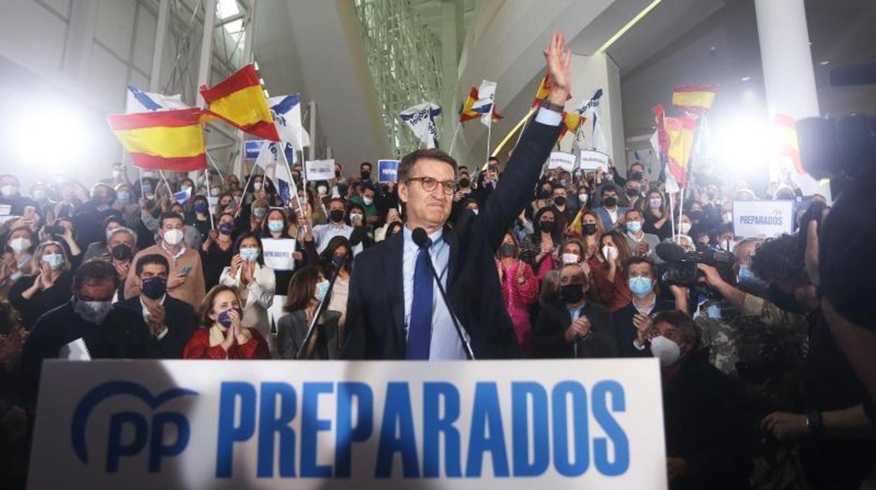 Feijóo saluda a su llegada al mitin que abarrotó este miércoles el Museo Centro Gaiás