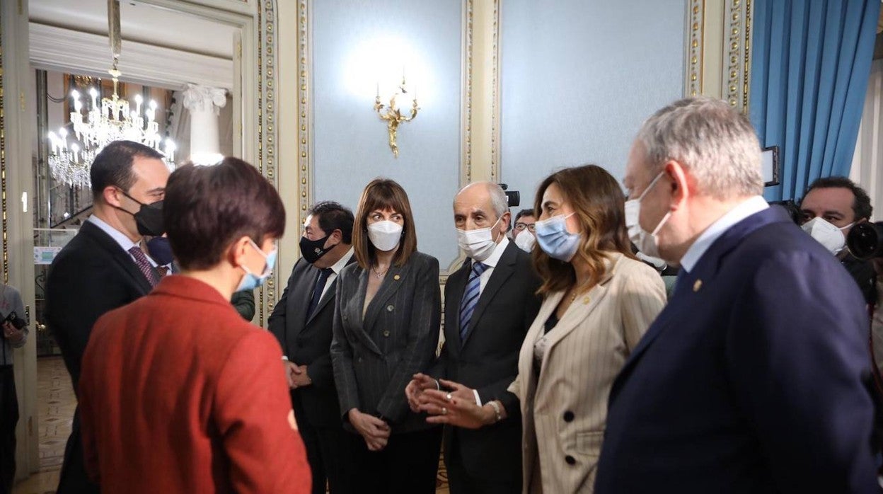 Representantes del Gobierno vasco y del Ministerio de Política Territorial durante la firma