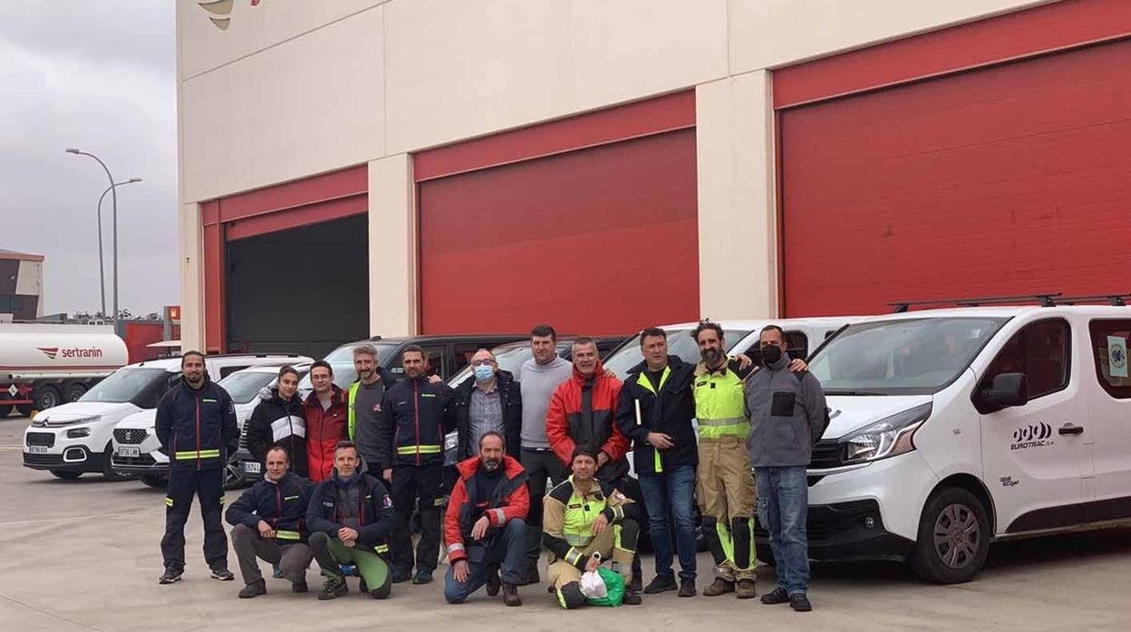 La expedición se fotografía en la empresa de transportes Sertranin, de Minglanilla, que ha colaborado con tres vehículos