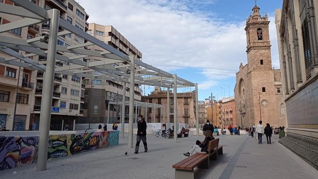 Muere un joven de 20 años tras caerse de un muro durante una noche de Fallas en Valencia