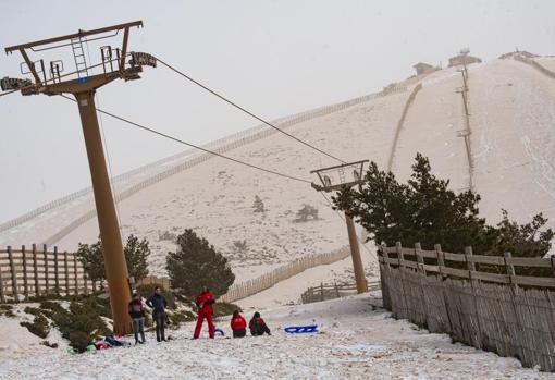 Aspecto de las pistas de esquí de Navacerrada, ayer, cubiertas de polvo sahariano