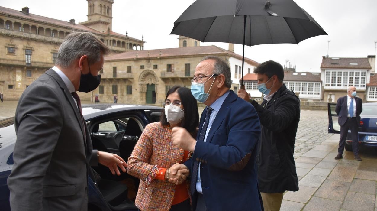 La ministra Carolina Darias saluda al alcal de Santiago en presencia del delegado del Gobierno