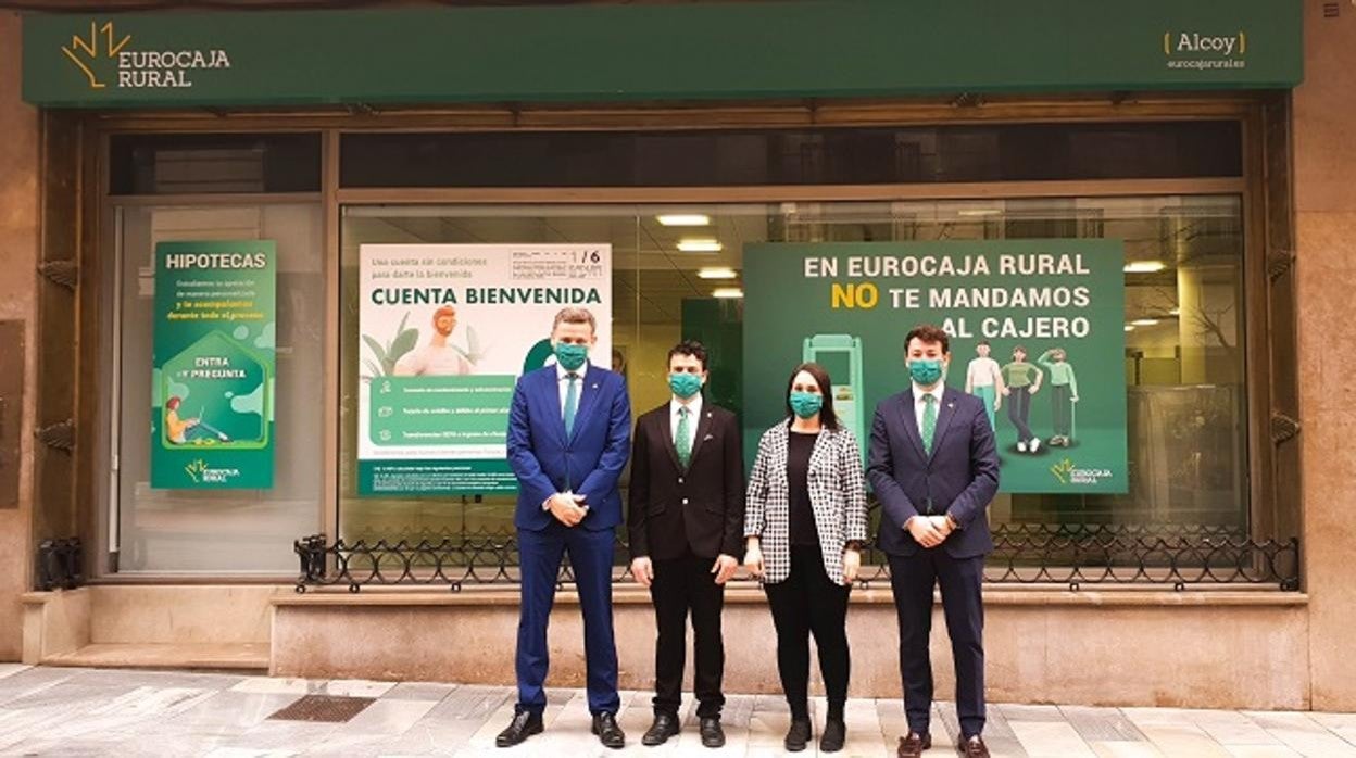 Directivos de Eurocaja Rural frente a la nueva oficina de la entidad en Alcoy