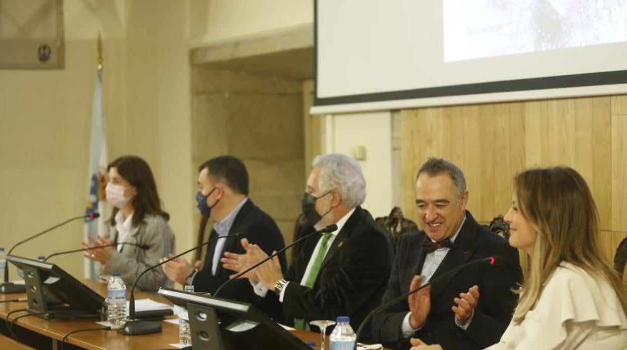 José María Paz Gago, segundo por la derecha, durante la presentación de su libro