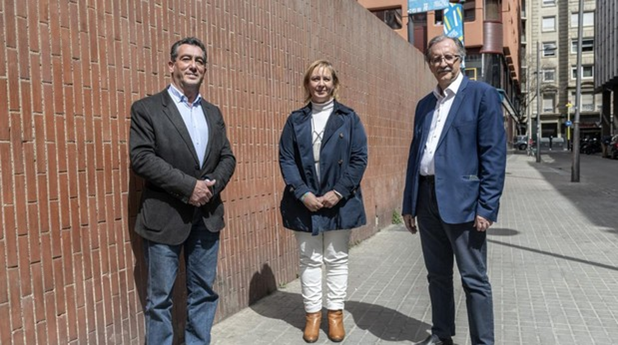 Miguel Ángel Ibáñez y María Valle, junto a Antonio Espinosa, en Barcelona, en abril de 2021