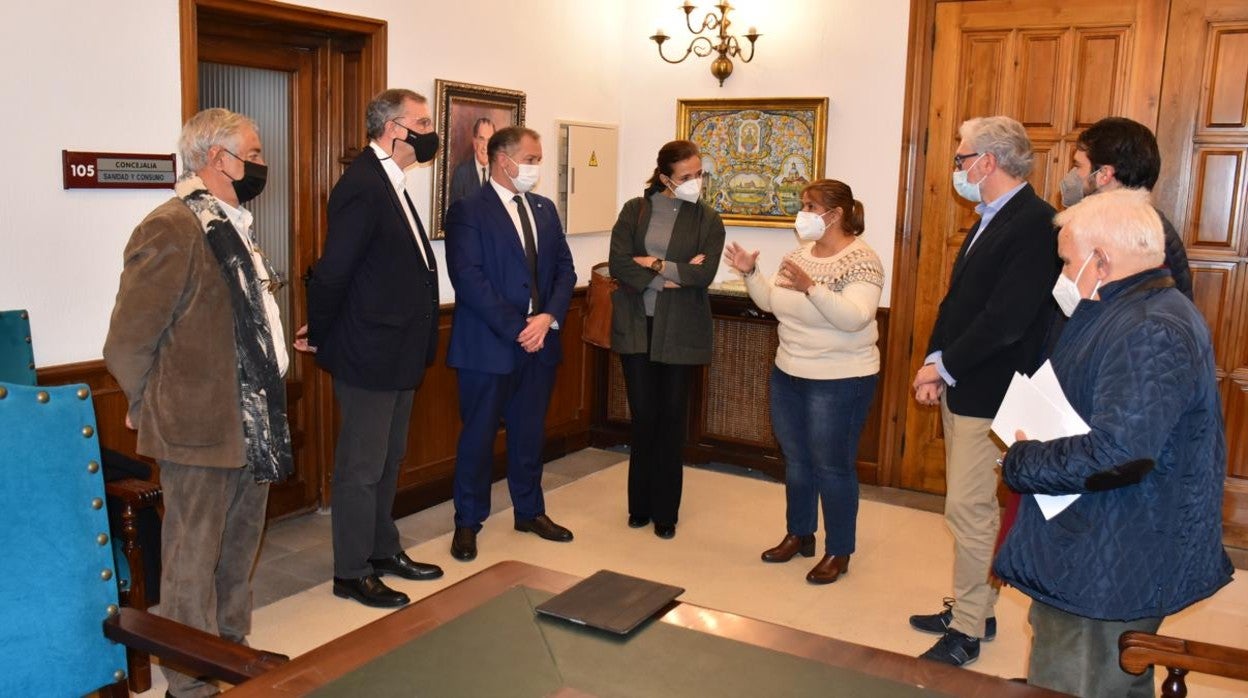 Primera toma de contacto entre la alcaldesa de Talavera, Tita García Élez, y varios concejales con el equipo redactor del Plan Especial de la Villa de Talavera