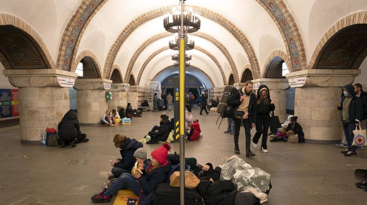 La población continúa guareciéndose en las estaciones de metro de la capital ucraniana