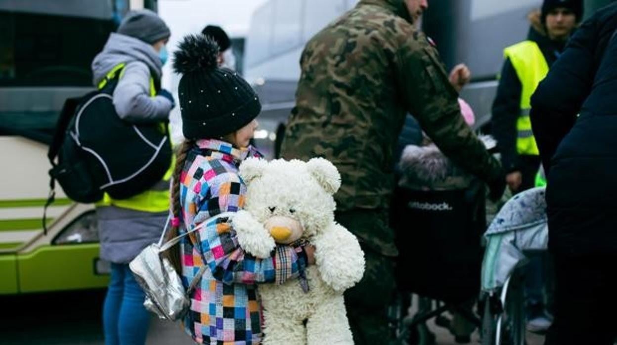 Refugiados ucranianos saliendo de su país por la invasión rusa